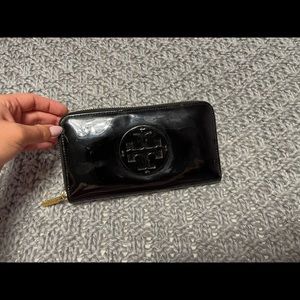 Tory Burch Patent Continental Wallet